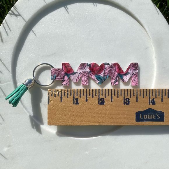 Handmade floral print “MOM” keychain - Picture 2 of 3